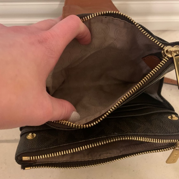 Michael Kors Crossbody purse. Mint condition!! - Picture 7 of 8